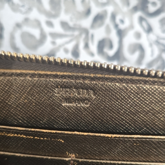 Prada Gold Metallic Wallet Sleek Design With Card Authentic - Picture 9 of 11